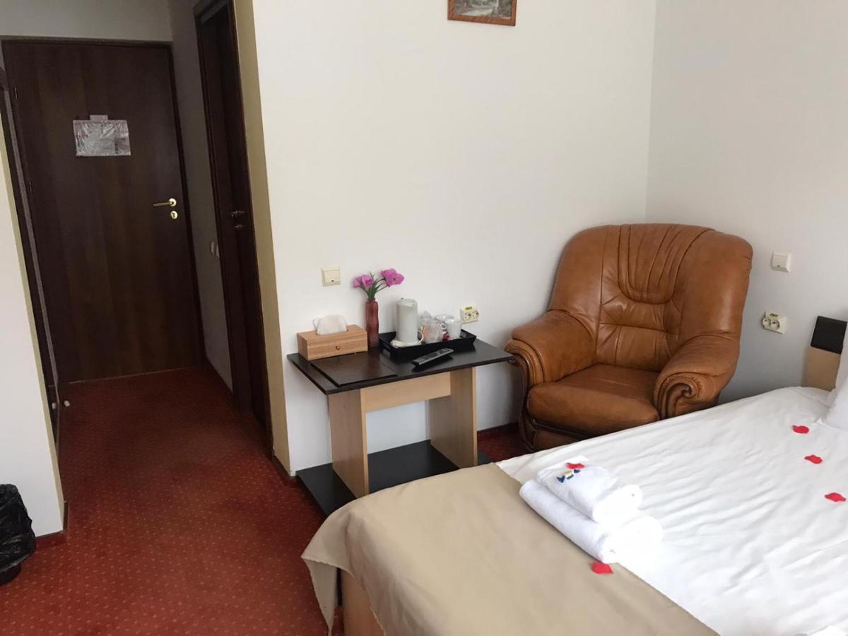 Flora Alpina Hotel Azuga Bagian luar foto