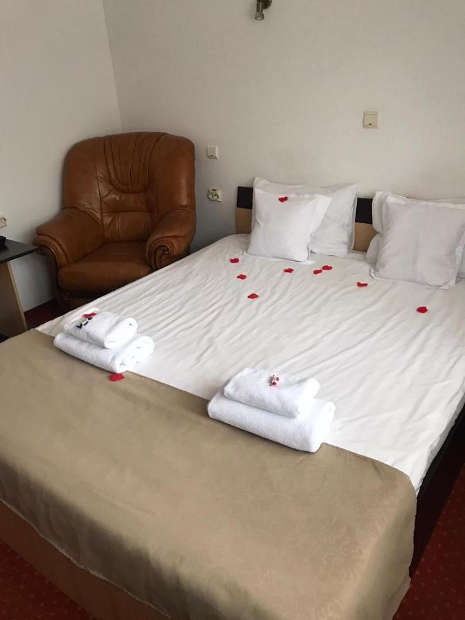 Flora Alpina Hotel Azuga Bagian luar foto
