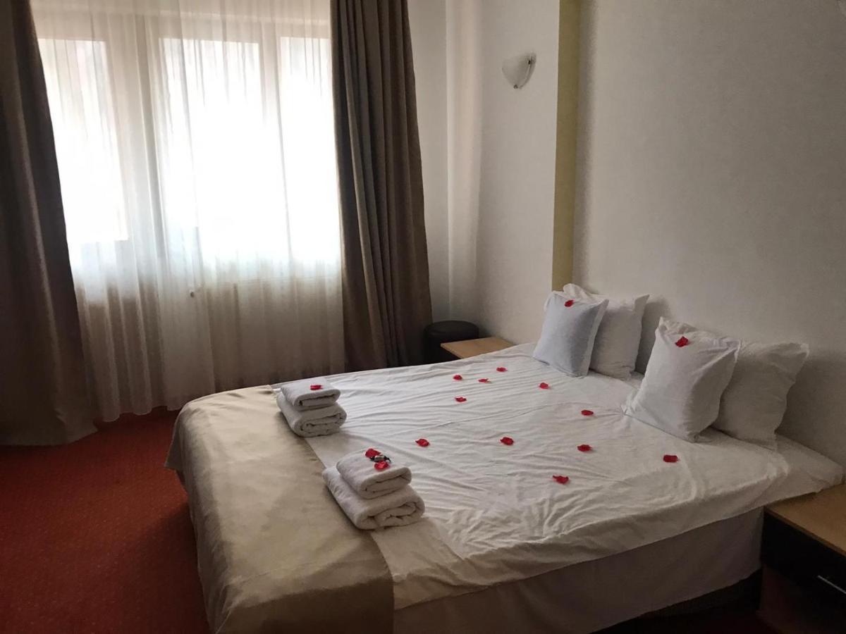 Flora Alpina Hotel Azuga Bagian luar foto