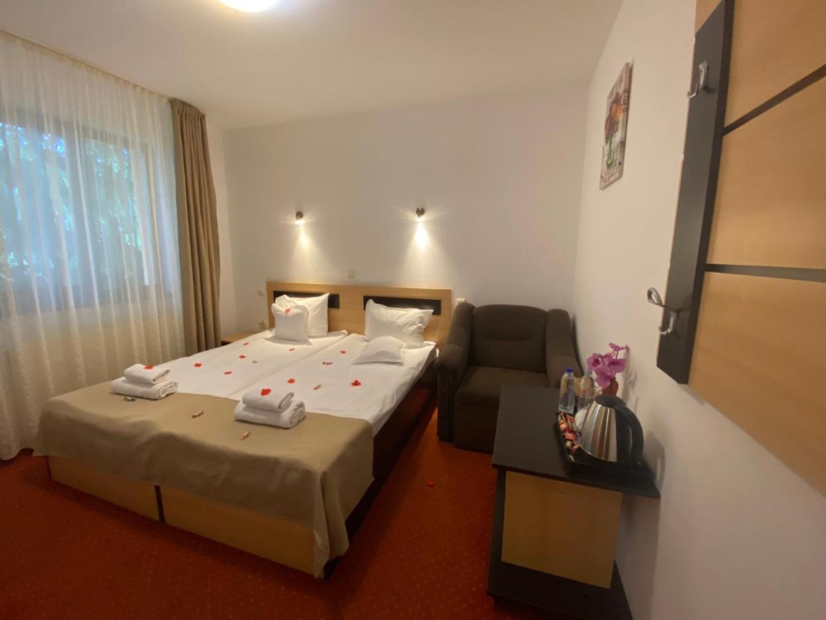 Flora Alpina Hotel Azuga Bagian luar foto