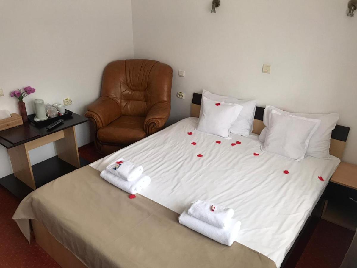 Flora Alpina Hotel Azuga Bagian luar foto