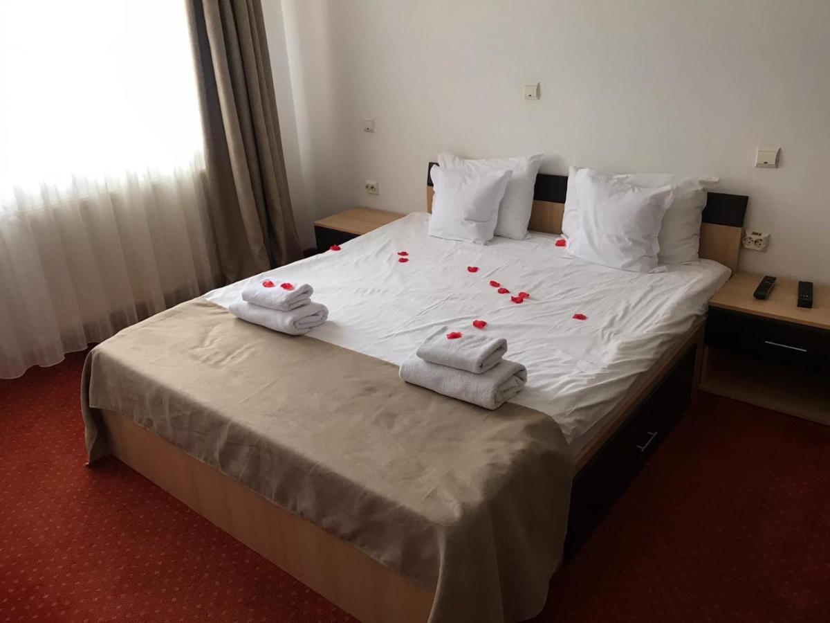 Flora Alpina Hotel Azuga Bagian luar foto