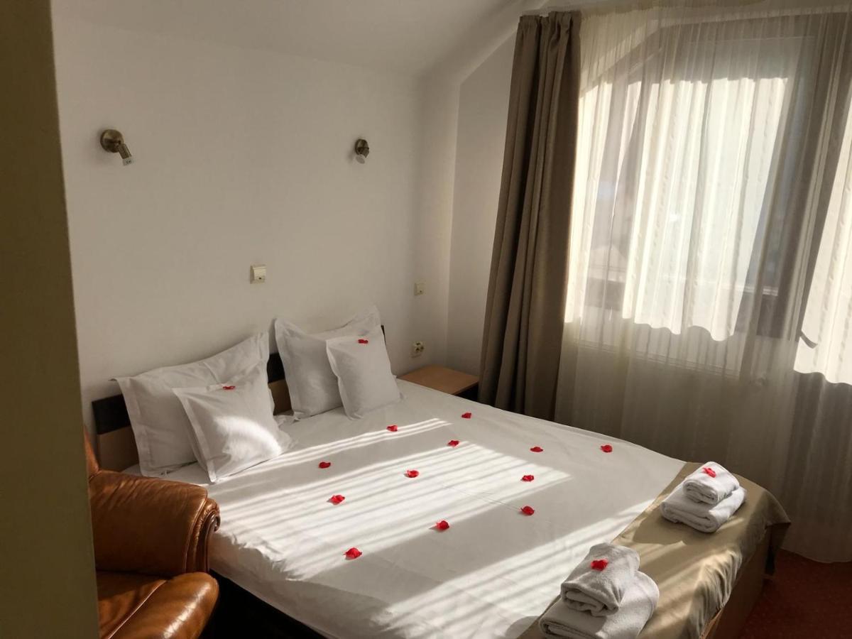 Flora Alpina Hotel Azuga Bagian luar foto