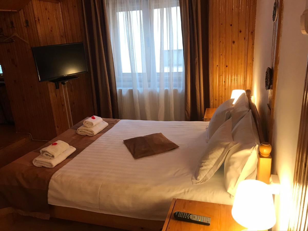 Flora Alpina Hotel Azuga Bagian luar foto