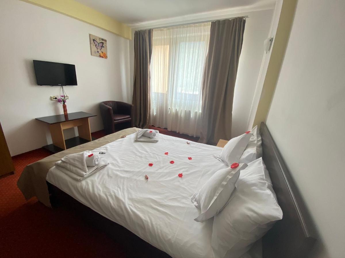 Flora Alpina Hotel Azuga Bagian luar foto