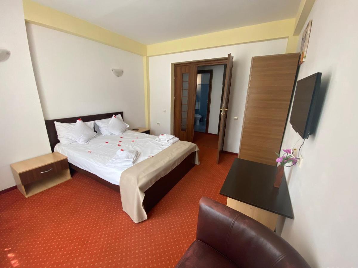 Flora Alpina Hotel Azuga Bagian luar foto