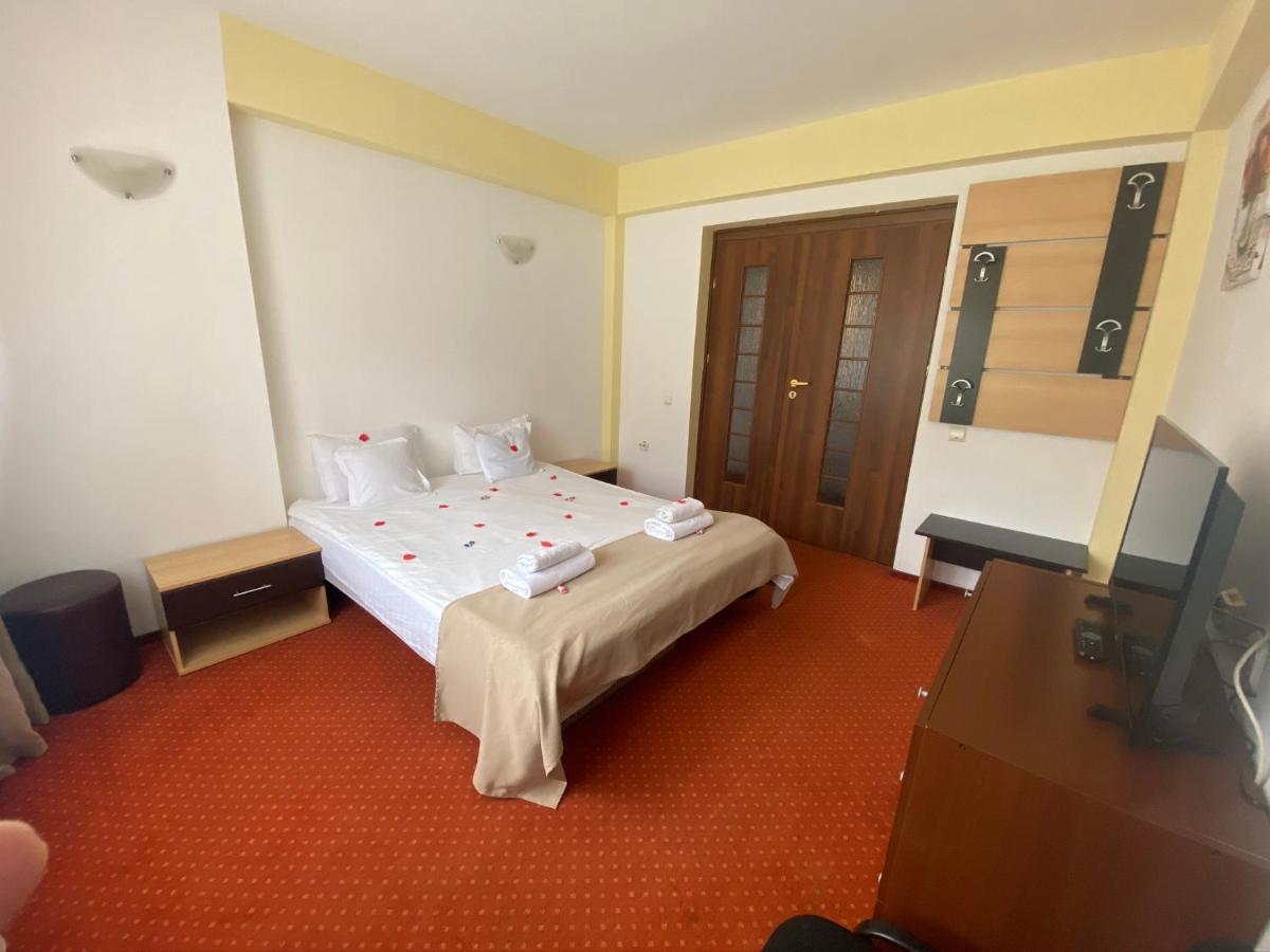 Flora Alpina Hotel Azuga Bagian luar foto