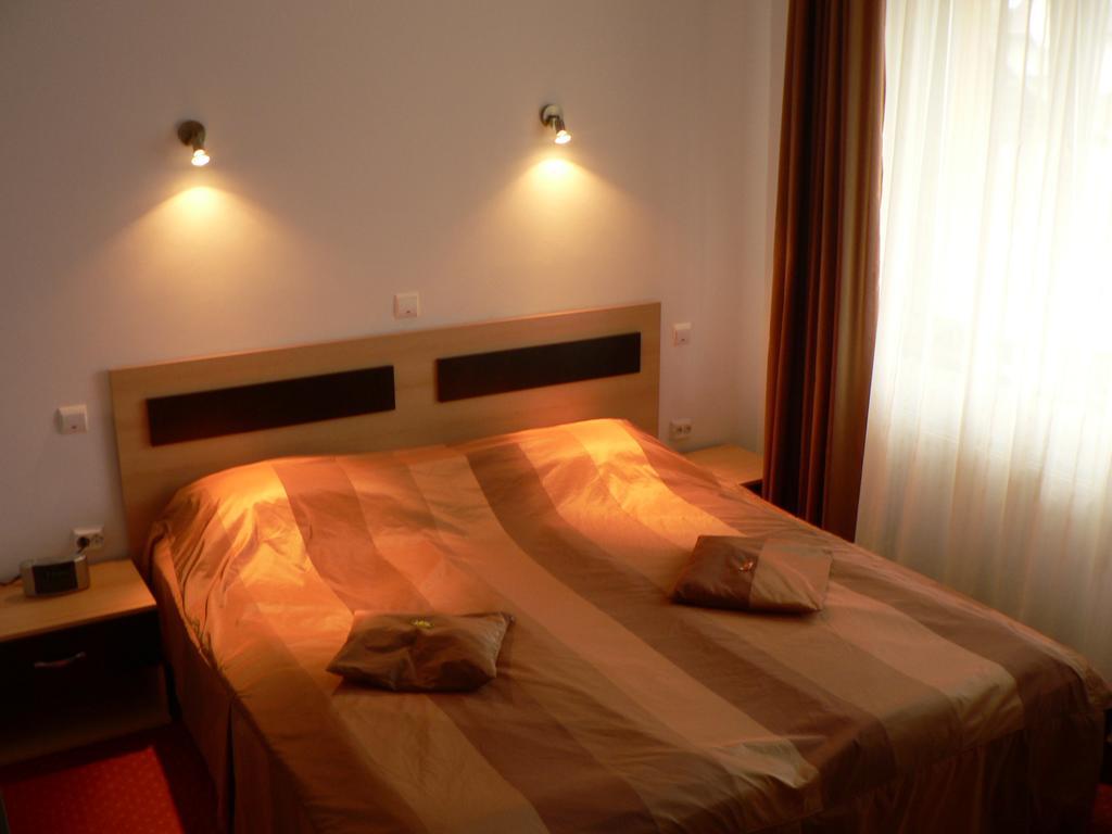 Flora Alpina Hotel Azuga Bagian luar foto