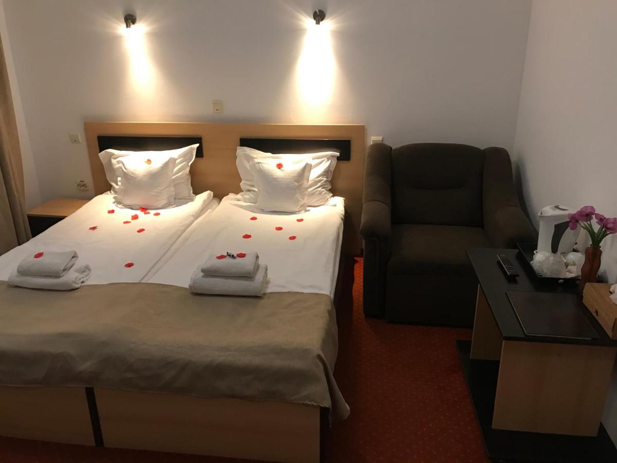 Flora Alpina Hotel Azuga Bagian luar foto